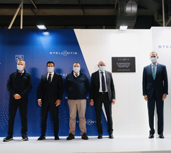Su Majestad el Rey ante la placa conmemorativa de su visita, acompañado del director de Stellantis Vigo, el presidente de la Xunta de Galicia y la vic