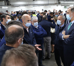 Empleados del Grupo Stellantis conversan con Su Majestad el Rey durante su visita