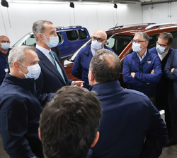 Don Felipe conversa con trabajadores de la planta del Grupo Stellantis