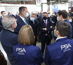 Los empleados aprovechan la visita de Su Majestad el Rey a la planta del Grupo Stellantis para conversar con él