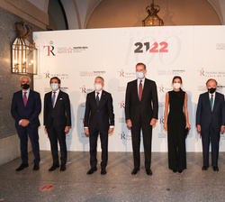 Sus Majestades los Reyes junto a las autoridades que les recibieron a su llegada al Teatro Real