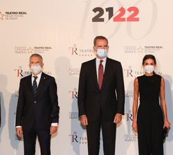 Don Felipe y Doña Letizia junto a las autoridades que les recibieron a su llegada