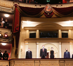 Sus Majestades los Reyes en el Palco Real, durante la interpretación del Himno Nacional