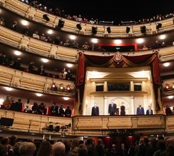 Vista general del Palco Real durante la interpretación del Himno Nacional