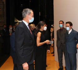 Al final de la obra, Sus Majestades los Reyes suben al escenario para saludar a los directores y artistas de la Ópera Parténope