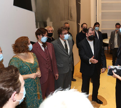 Sus Majestades los Reyes conversan con los directores y artistas de la ópera