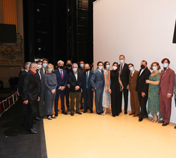 Sus Majestades los Reyes junto a directores y artistas de la obra