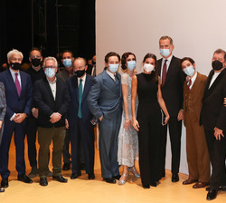 Don Felipe y Doña Letizia junto a directores y artistas de la Ópera Parténope