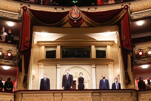 Sus Majestades los Reyes en el Palco Real, durante la interpretación del Himno Nacional