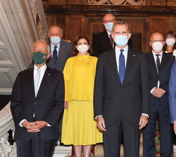Fotografía de grupo de Su Majestad el Rey con las autoridades y personalidades asistentes al acto