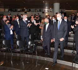 Don Felipe y el presidente Rebelo de Sousa reciben una calurosa bienvenida a su llegada al auditorio