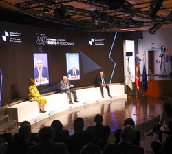 Vista general del auditorio durante el panel “Logros del Sistema de Cumbres en los últimos 30 años” moderado por el exsecretario general I