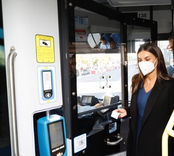 Don Felipe y Doña Letizia retiran el ticket del trayecto en el interior del autobus