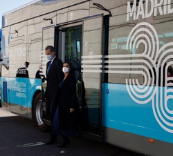 Los Reyes conversan en el interior del autobús