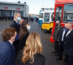 Don Felipe y Doña Letizia visitan los vehículos históricos de la EMT