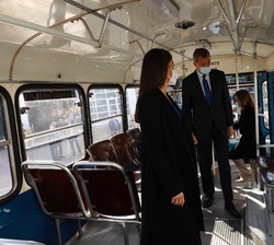 Los Reyes en el interior de uno de los autobuses históricos de la EMT