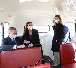 Don Felipe y Doña Letizia en el interior de uno de los autobuses históricos de la EMT