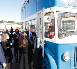 Visita de los Reyes a los vehículos históricos de la EMT