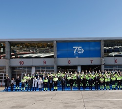 Sus Majestades los Reyes con los trabajadores de la EMT
