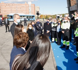 Don Felipe y Doña Letizia conversan con los trabajadores
