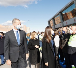 Don Felipe y Doña Letizia conversan con los trabajadores al afinal de la visita a la EMT