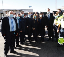 Don Felipe y Doña Letizia con los trabajadores
