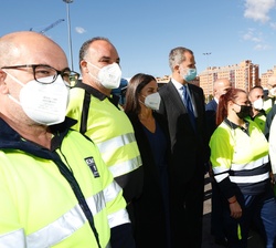 Don Felipe y Doña Letizia con los trabajadores del Centro de Operaciones de la EMT en Carabanchel