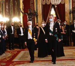 Don Felipe y Doña Letizi y el Presidente de la República Italiana, Sergio Mattarella, y la señora Laura Mattarella, en el Salón del Trono 