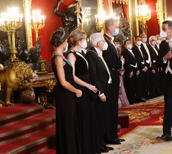 El presidente del Gobierno, Pedro Sánchez, saluda a Sus Majestades los Reyes y a Sus Excelencias el Presidente de la República Italiana, Sergio Mattar