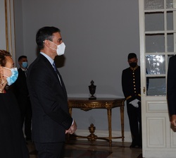 Don Felipe recibe el saludo del presidente del Gobierno, Pedro Sánchez