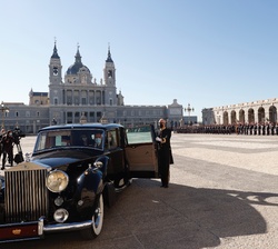 Don Felipe y Doña Letizia reciben a pie de coche al Presidente de la República Italiana, Sergio Mattarella, y la señora Laura Mattarella