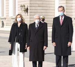 Sus Majestades los Reyes acompañados del Presidente de la República Italiana, Sergio Mattarella, y la señora Laura Mattarella, tras ser recibidos en e