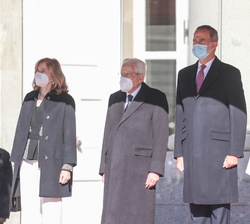 Los Reyes y el Presidente de la República Italiana, Sergio Mattarella, y la señora Laura Mattarella, en un momento del recibimiento oficial