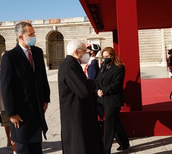 El Presidente de la República Italiana, Sergio Mattarella, es saludado por el presidente, Pedro Sánchez, en presencia de Su Majestad el Rey, en un mom