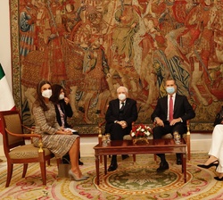 Sus Majestades los Reyes y Sus Excelencias el Presidente de la República Italiana, Sergio Mattarella, y la señora Laura Mattarella, durante el breve e