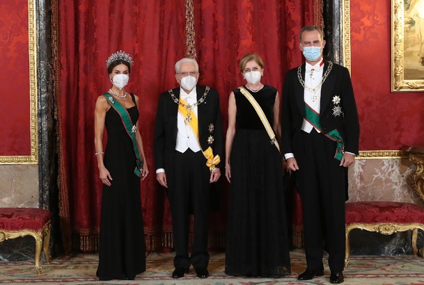 Sus Majestades los Reyes acompañados del Presidente de la República Italiana, Sergio Mattarella, y la señora Laura Mattarella, antes de la cena de gal