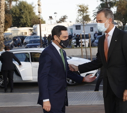 A su llegada, Su Majestad el Rey recibe el saludo del presidente de la Junta de Andalucía, Juan Manuel Moreno