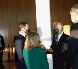 Don Felipe junto al Presidente de la República Portuguesa conversan con el presidente de la Junta de Andalucía y la vicepresidenta  primera del Gobier