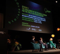 Momentos durante el panel "Los desafíos de la economía intangible para los sectores público y privado", moderado por la presidenta de la Fun