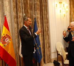 Su Majestad el Rey brinda con los asistentes a la cena