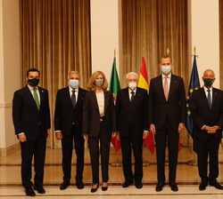 Su Majestad el Rey junto los Presidentes de la República Italiana y de la República Portuguesa y las autoridades que le han acompañado en la cena