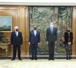 Su Mejestad el Rey junto a los nuevos magistrados del Tribunal Constitucional, Enrique Arnaldo Alcubilla, Concepción Espejel Jorquera, Inmaculada Mont