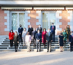 Su Majestad el Rey con los asistentes a la reunión del Consejo de Seguridad Nacional