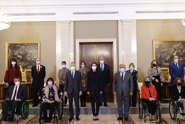 Su Majestad la Reina junto a las autoridades y los representantes de las asociacionesasistentes a la audiencia