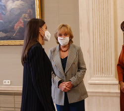 Doña Letizia recibe los saludos de una representación de la Asociación para la Prevención, Reinserción y Atención a la Mujer Prostituida (APRAMP) que 
