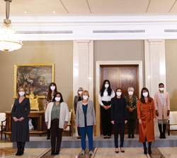 Su Majestad la Reina junto a los asistentes de la representación de la Asociación para la Prevención, Reinserción y Atención a la Mujer Prostituida (A