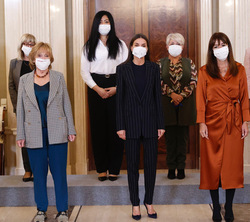 Doña Letizia en la fotografía de grupo junto a la representación de la Asociación para la Prevención, Reinserción y Atención a la Mujer Prostituida (A