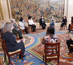 Vista general de la audiencia de Su Majestad la Reina con una representación de la Asociación para la Prevención, Reinserción y Atención a la Mujer Pr