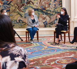Su Majestad la Reina conversa con las asistentes a la audiencia