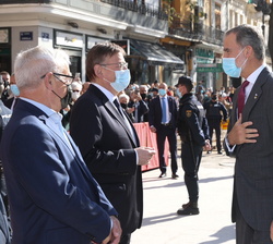 El presidente de la Generalitat Valenciana, Ximo Puig saluda a Su Majestad el Rey en presencia de la Ministra de Ciencia e Innovación